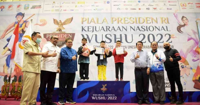Ketua Umum Wushu Indonesia (PB WI) Airlangga Hartarto saat memberikan piala kepada pemenang di Kejurnas Piala Presiden. (Foto: Dis'way)
