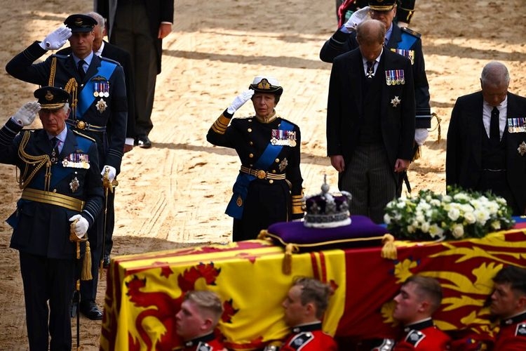 Raja Inggris Charles III, Pangeran William, Putri Anne, dan Pangeran Andrew memberi hormat ketika peti mati Ratu Elizabeth II dibawa ke Istana Westminster, mengikuti prosesi dari Istana Buckingham| AP PHOTO/BEN STANSALL via Kompas.com