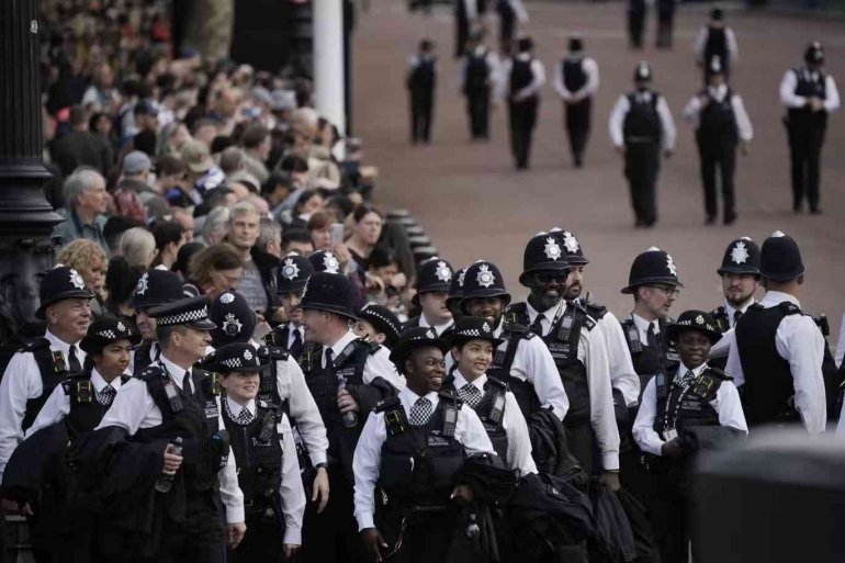 Polisi Inggris terlihat di mana-mana.| Sumber: Vadim Ghirda/PA/www.independent.co.uk