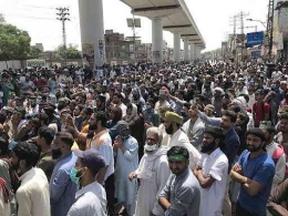 Anggota Tehreek-e-Labaik Pakistan (TLP) sedang protes di jalanan. | Sumber: en.wikipedia.org