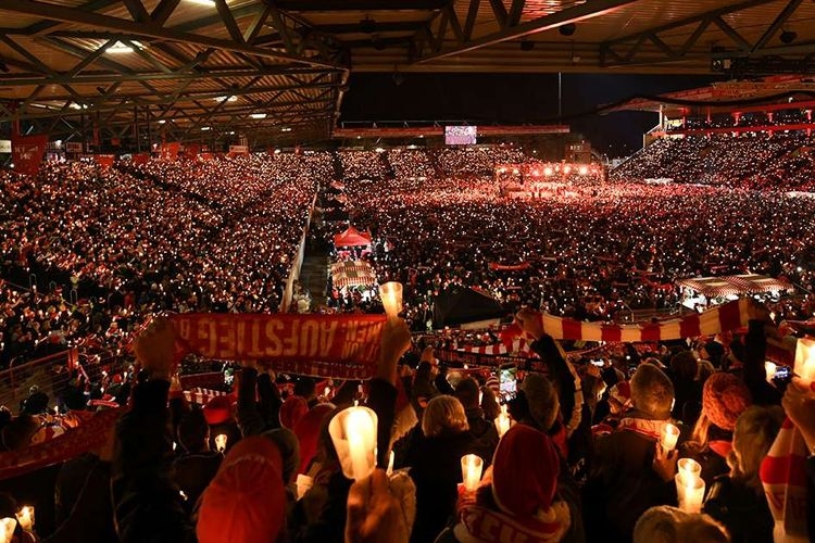 Penggemar klub sepak bola Bundesliga FC Union Berlin berkumpul di Stadion An der Alten Forsterei untuk menyanyikan lagu-lagu Natal di Berlin, Jerman, Senin (23/12/2019). (ANTARA FOTO/REUTERS/ANNEGRET HIL via kompas.com)