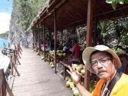Penulis di Kuliner Pianemo Raja Ampat, dekat tangga pendakian. Sumber: DokPri