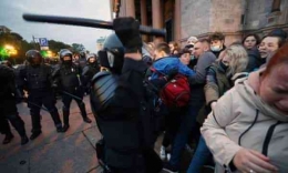 Polisi bergerak menamgkap peserta protes mobilisasi parsial di pusat St Petersburg, Rusia, pada hari Rabu. Foto: Anatoly Maltsev/EPA