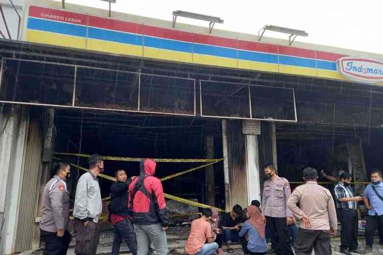 Kebakaran minimarket di Sajir Kecamatan Cileles Lebak Banten pada 27 Januari 2022 lalu, dipicu oleh popok bayi (sumber foto: kompas.com)