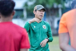 Shin Tae yong mempersiapkan skuad Garuda untuk menghadapi laga melawan Curacao di Bandung (Foto Kompas.com/Adil Nursalam).