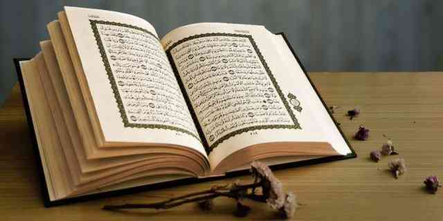 Ilustrasi Al Qur'an yang sedang dibaca (sumber: shutterstock via Dream.id)
