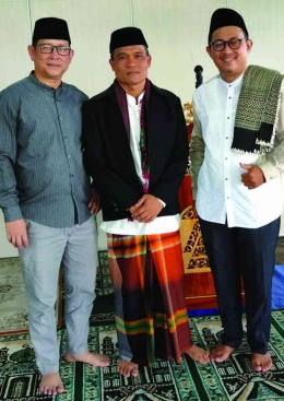 Kiri : Pak Khairul Anam (Pengurus), Ust. Suyuti (Imam), Deni Darmawan (dokpri)