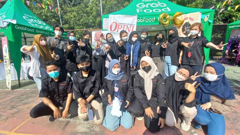 PERS MAHASISWA: LPM OPINI dalam sesi foto setelah kegiatan ekspo yang mereka lakukan (DOKUMEN PRIBADI/LPM OPINI)