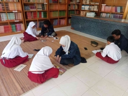 Bimbingan belajar di perpustakaan SDN 017 Ranah Singkuang/Dok pribadi