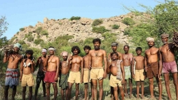 Miskin dan berasal dari kasta terendah membuat mereka sering dijadikan kambing hitam. Sumber gambar IMDB.