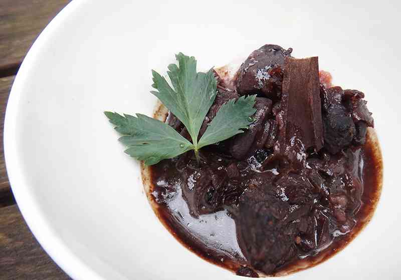 Kenampakan dari zwaart-zuur atau suwar-suwir yang terbuat dari daging bebek | pisangsusu.com