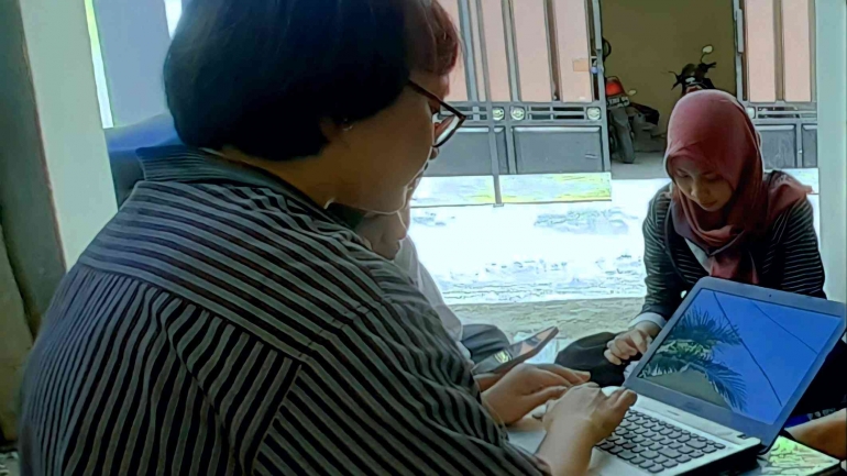 Nina Bersama Murid-Muridnya sedang Mempelajari Soal Ujian Masuk PTN (Sumber: Dokumentasi Pribadi)