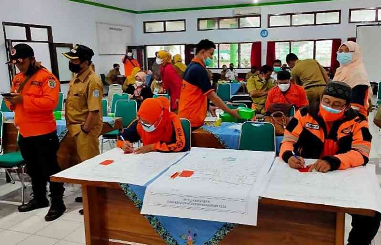 Relawan Bencana Kabupaten Tegal Memetakan Lokasi Bencana/Sumber: Dokumentasi Penulis, 2022