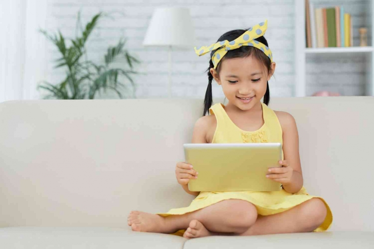 Terlalu lama terpapar blue light dari layar komputer dapat menyebabkan pubertas lebih awal pada anak-anak. (Sumber: pressfoto/freepik)