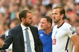Pelatih timnas Inggris, Gareth Southgate dan kapten tim, Harry Kane.| Foto: AFP/Justin Tallis via Kompas.com