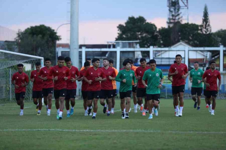 Timnas Indonesia mulai berlatih di GBLA jelang melawan Timnas Curacao. Foto: PSSI