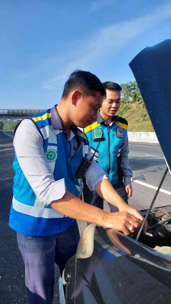 Pak Abdul Cholil dan Mas Ipang dari tim TMJ Semarang-Bawen yang membantu / Dok.Pri