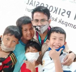 Dokumen Foto Pribadi Suprianto Haseng bersama anak-anak