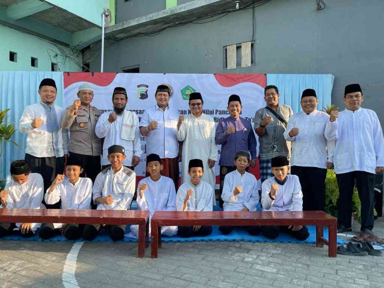 Foto bersama usai Sosialisasi Wawasan Kebangsaan, di Ponpes PPTQ Ulul Albab, Sukoharjo, Jawa Tengah, Jum'at, 23 Sep 2022/dokpri