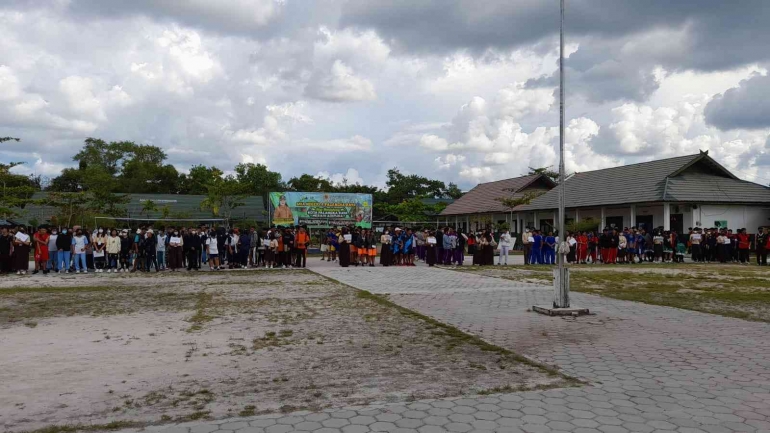 Tampak pada gambar para peserta sedang memadati lapangan SMAN 4 Palangka Raya/dokpri