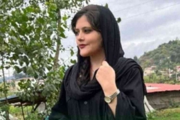 Mahsa Amini adalah perempuan yang meninggal diduga karena dianiaya, sehingga memunculkan protes keras, Sumber : kompas.com
