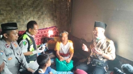 H. Atjeng (Asgar Jaya & Dermawan) & Aipda Umar Taufik S.Sos.I  (Polres Garut) menengok Ibu Itoh dan Pak Ojo (Tukang Beca)  Doc Alimudin Garbiz