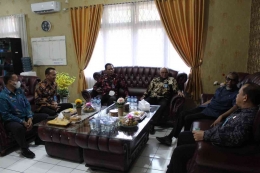 Irjen Kemenkumham bersama Kakanwil Kemenkumham Sumsel berbincang santai di ruang KaRupbasan Palembang (dokpri)