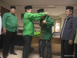 Penyematan Sorban oleh Ketua DPC PPP Kota Tangerang Kepada Ketua MUI Kota Tangerang, Foto: Kurnia Gus