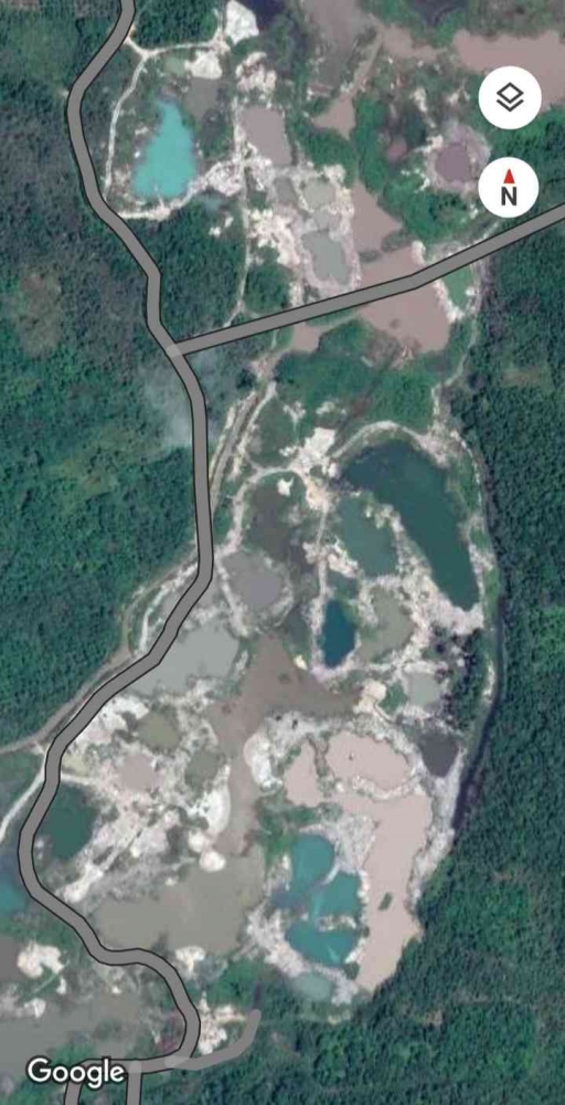 Citra satelit bekas galian tambang timah yang menghasilkan kolong  di suatu kawasan di pulau Bangka (via google maps) 