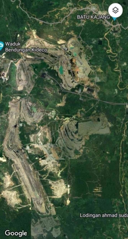 Citra satelit yang menunjukkan lubang-lubanh akibat pertambangan batubara di kabupaten Paser, Kalimantan Timur. (Via google maps) 