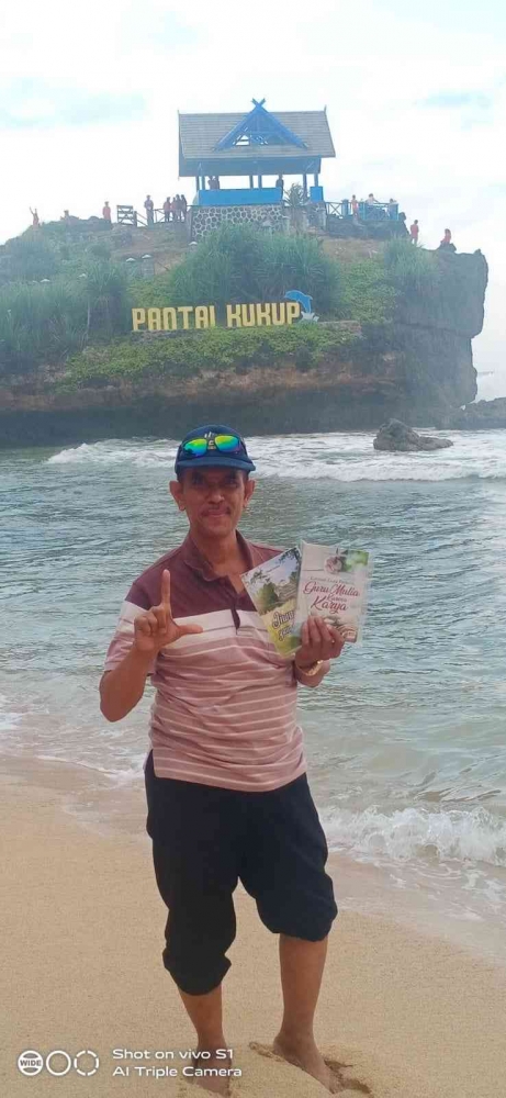 Penulis di Pantai Kukup Gunungkidul Yogyakarta (Dok pribadi)