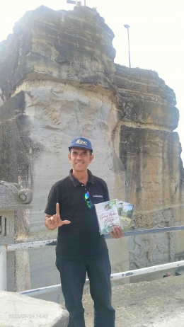 Penulis di atas Tebing Breksi Yogyakarta (dokpri)