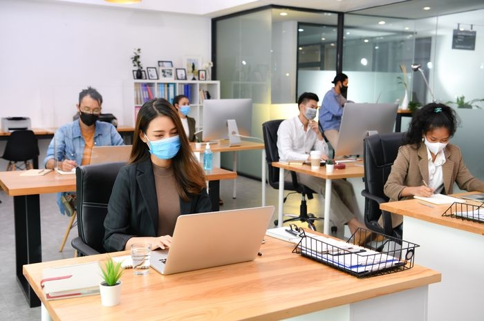 Ilustrasi suasana tim kerja di kantor| Dok iStockphotos/amenic181 via parapuan.co