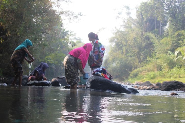 Ilustrasi warga masih menggunakan air sungai untuk kebutuhan Mandi, Cuci, dan Kakus (MCK). Sumber: Kompas.com/Firman Taufiqurrahman