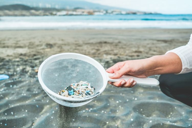 Ilustrasi mikroplastik yang mencemari laut. Sumber: Shutterstock via Kompas.com