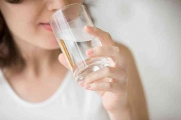 Dalam dunia medis, kita disarankan untuk mengkonsumsi air minum sampai 8 gelas atau setara 2 liter untuk mencukupi kebutuhan air salam tubuh, namun setiap orang memiliki kapasitas berbeda untuk mengkonsumsi air minum, Sumber: hellosehat.com