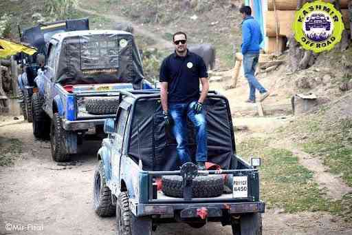 Mobil-mobil sedang mengikuti ekspedisi Kashmir Off Road. | Sumber: Twitter