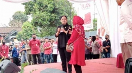 Puan Maharani Bersama Salah Seorang Warga, Foto Dok. TribunJabar.id