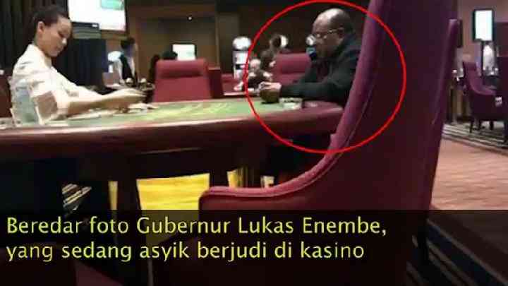 Foto Gubernur Papua Lukas Enembe saat asyik bermain Judi di sebuah kasino, Sumber : kompas.com