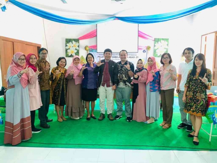 Fitri bersama tim PkM, dosen PGSD FIP Undiksha, dan Kepala Sekolah SDN 1 Legian Bali (Dokpri)