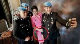 Foto viral. Putri berfoto dengan 3 ajudannya. Putri berdiri mepet di belakang Yosua sambil memegang tangannya.