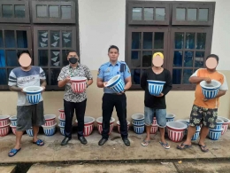 Petugas Lapas Bersama WBP dan Pihak Sekolah Lentera Harapan Foto Bersama Memamerkan Pot Bunga Karya WBP. Dokpri