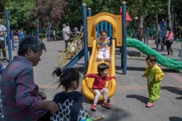 Lebih Banyak Orang Tua di China Penurunan Kelahiran. Foto : China visual/hk3.com