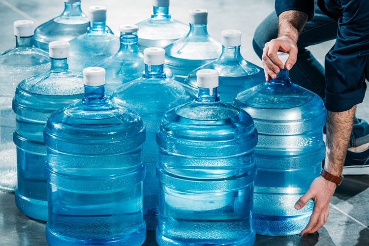 Kekhawatiran publik tentang air minum kemasan terkontaminasi kandungan Bisphenol-A (BPA), menarik untuk diulas. Bahan kimia Bisphenol A kini sudah masuk dalam daftar zat terlarang di beberapa produk, seperti kosmetik atau botol susu bayi (Ilustrasi galon air mineral: SHUTTERSTOCK/LIGHTFIELD STUDIOS via KOMPAS.com) 