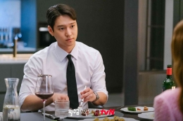 Go Kyungpyo sebagai si klien misterius, Jung Jiho (sumber: tvN)