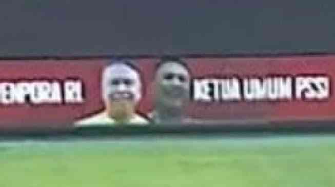 Tampilan wajah Menpora dan Ketum PSSI di papan iklan Stadion GBLA (Suara.com)