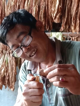 Sri Waluyo, guru inovatif yang membuat cerutu karena rendahnya harga daun tembakau. Cerutu buatannya, kini dieksport. Foto. Koleksi pribadi, Wrb