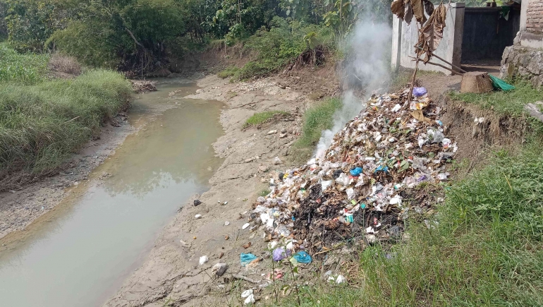 Sungai dijadikan tempat pembuangan akhir (TPA) di salah satu desa Jawa Tengah. (Dokumen pribadi)