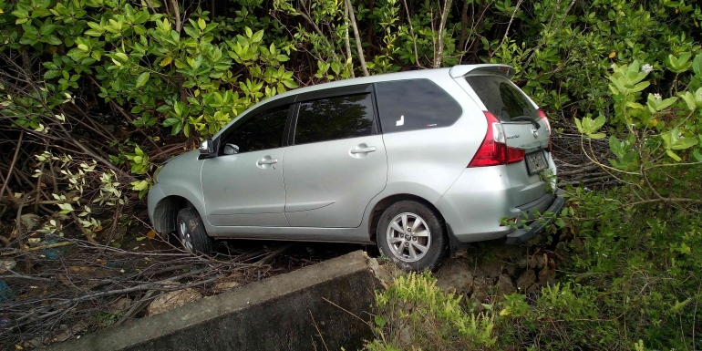 Mobil Avanza yang Terjun Bebas Masuk Hutan Bakau Krueng Neng Banda Aceh (Doc Istimewa / Rachmad Yuliadi Nasir)