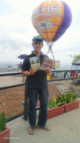 Penulis dengan latar belakang Balon Udara salah satu spot di HeHa Sky View Yogyakarta (dokpri)